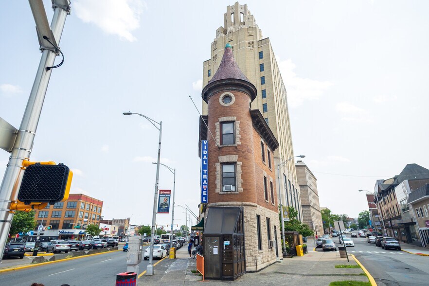 667 Main Ave, Passaic, NJ à vendre - Photo de l’immeuble – Image 2 sur 25