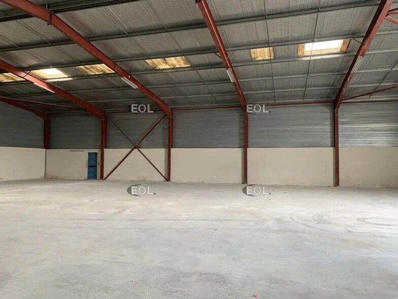 Local d’activités dans Gignac-la-Nerthe à louer - Photo de l’immeuble – Image 3 sur 6