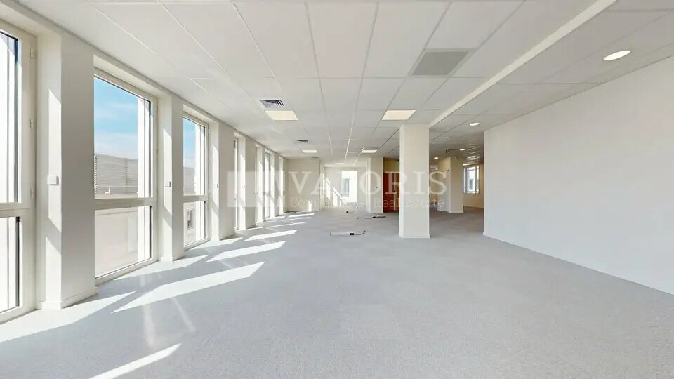 Bureau dans Décines-Charpieu à louer - Photo de l’immeuble – Image 2 sur 14