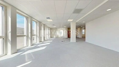 8 A Avenue Simone Veil, Décines-Charpieu à louer Photo de l’immeuble– Image 2 sur 8