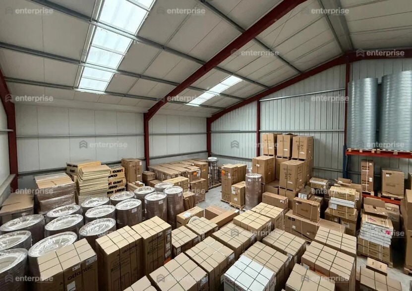 Local d’activités dans Villers-Bocage à louer - Photo de l’immeuble – Image 2 sur 2