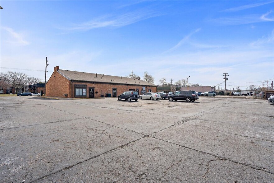 28289-28315 Hoover Rd, Warren, MI à louer - Photo de l’immeuble – Image 2 sur 20