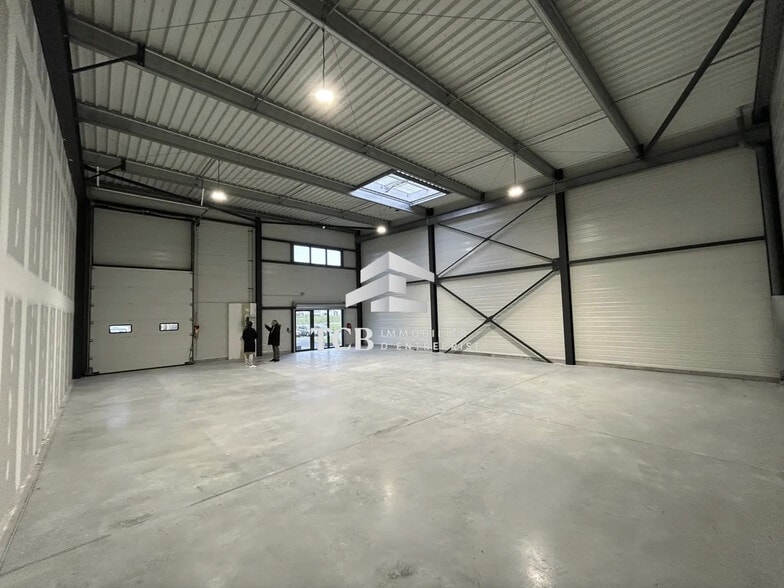 Local d’activités dans SAINT-ÉTIENNE-DE-MONTLUC à louer - Photo de l’immeuble – Image 2 sur 12