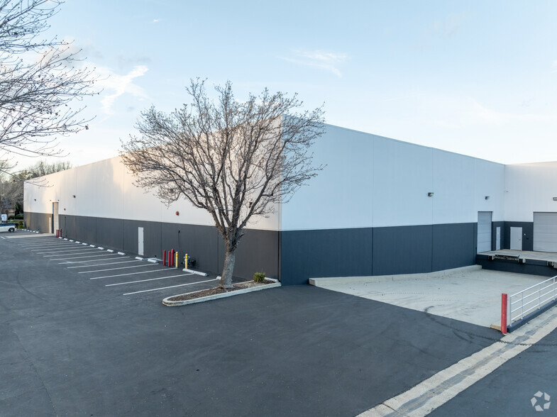 25158 Avenue Stanford, Valencia, CA à louer - Photo de l’immeuble – Image 2 sur 6