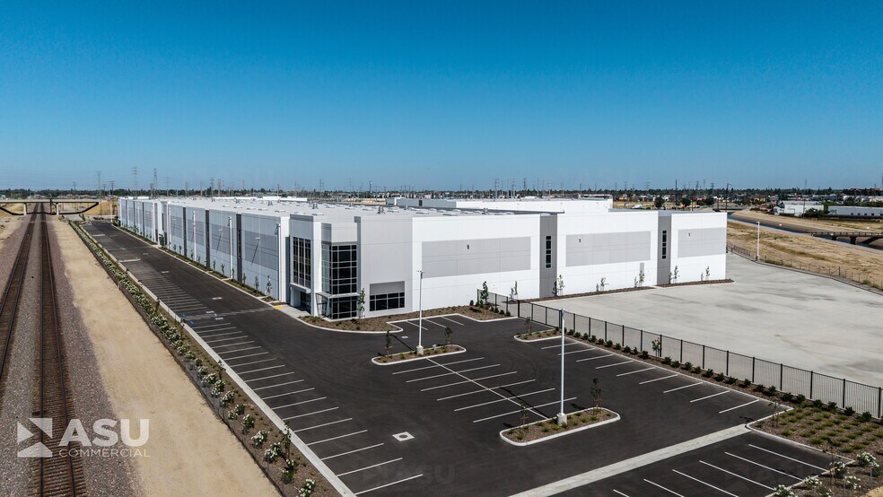 2152 Coffee Rd, Bakersfield, CA à louer - Photo de l’immeuble – Image 3 sur 19