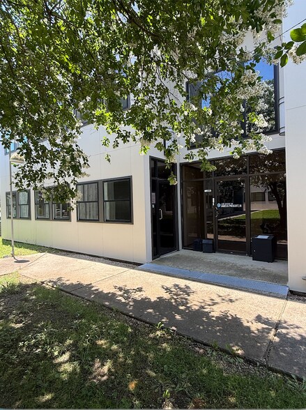 2223 Quail Run, Baton Rouge, LA à louer - Photo de l’immeuble – Image 2 sur 10