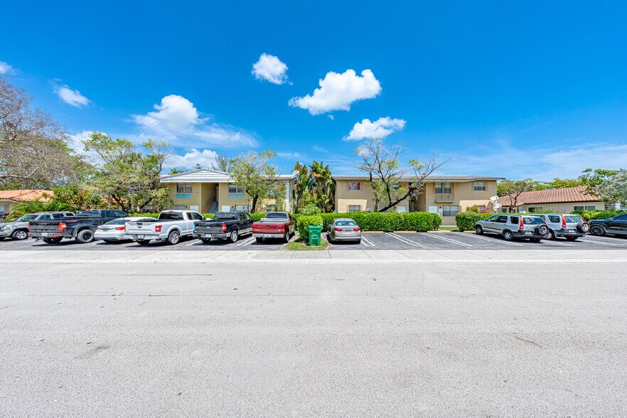 7523-7525 NW 44th Ct, Coral Springs, FL à vendre - Photo de l’immeuble – Image 3 sur 10