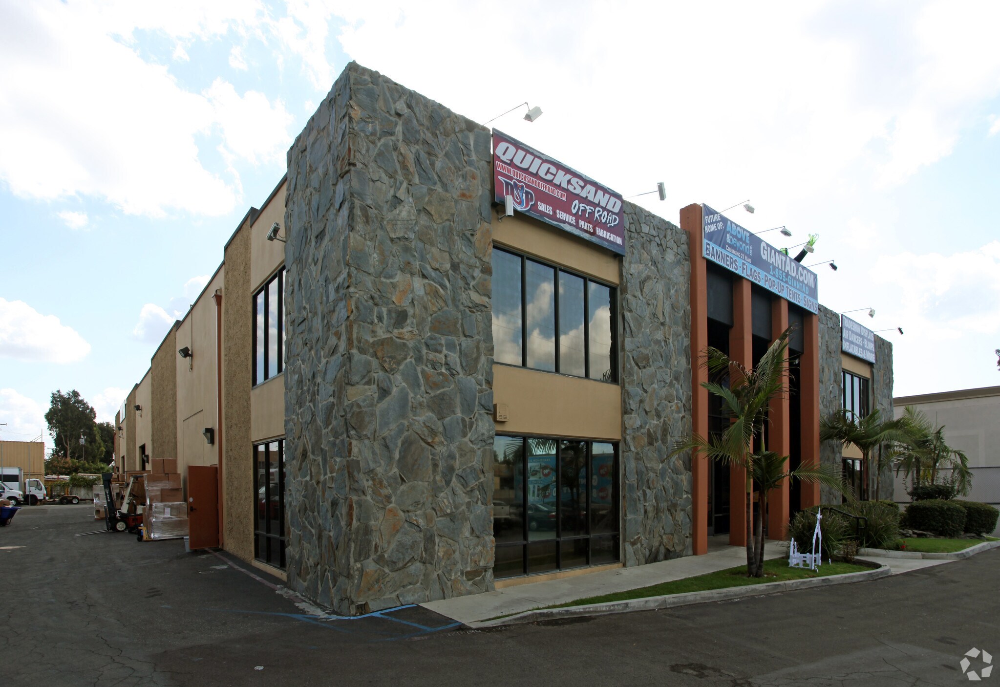 2400 Pullman St, Santa Ana, CA à vendre Photo principale– Image 1 sur 9