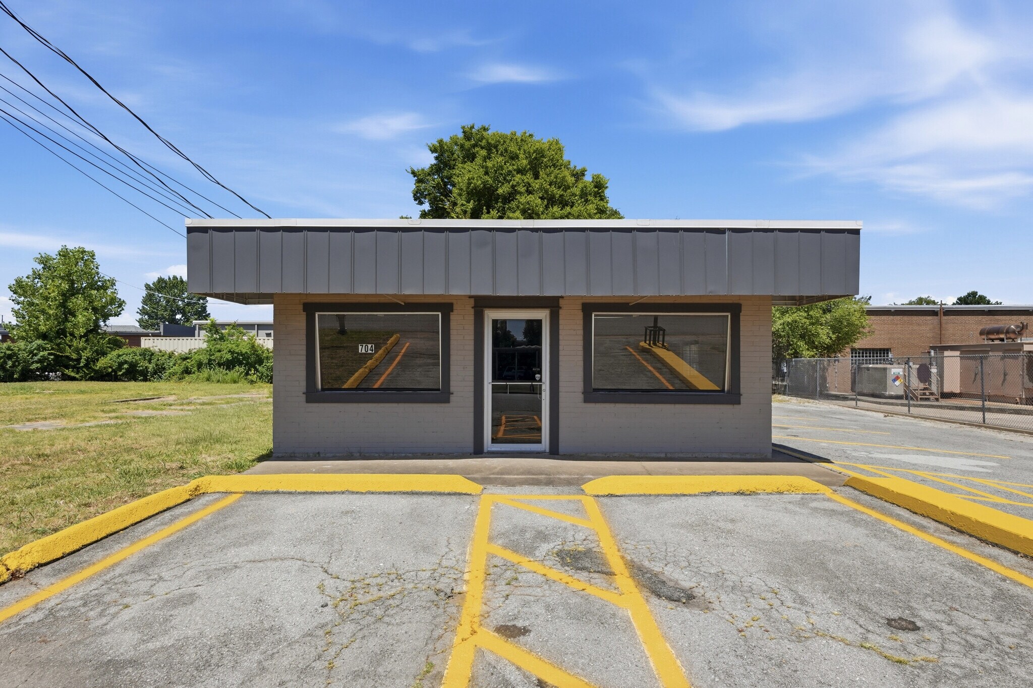 704 W Meadow Ave, Springdale, AR à louer Photo de l’immeuble– Image 1 sur 16