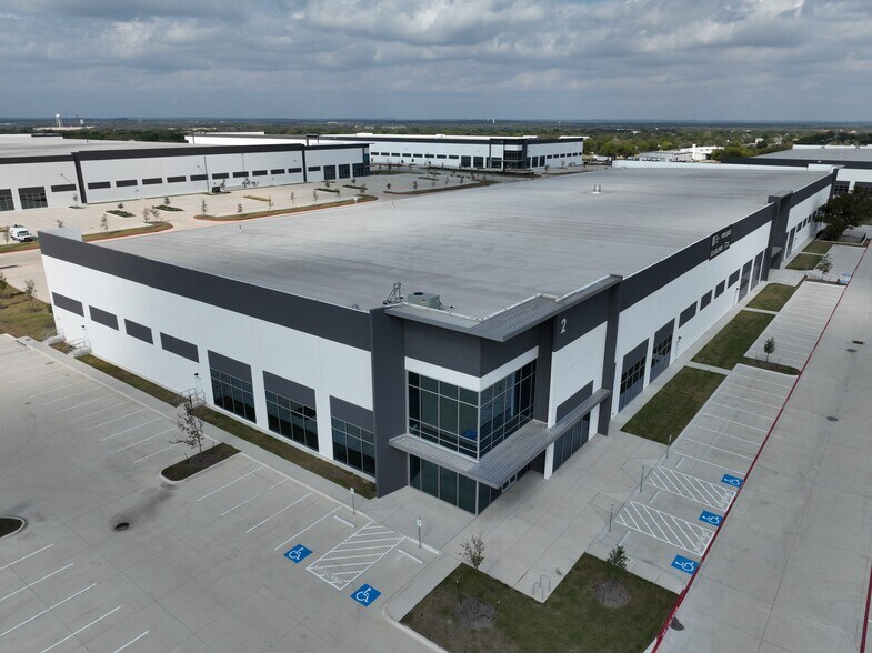 194 Commerce Center Dr, Buda, TX à louer – Image 2 sur 23