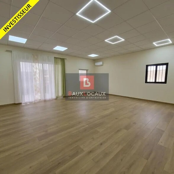 Local d'activités dans Marignane à vendre - Photo de l’immeuble – Image 1 sur 12