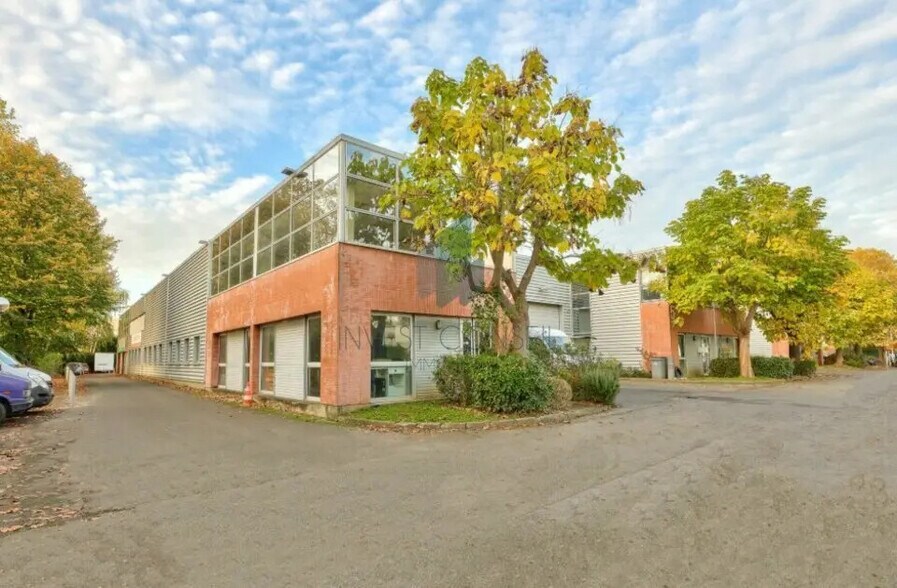 Local d’activités dans Gonesse à louer - Photo de l’immeuble – Image 1 sur 3