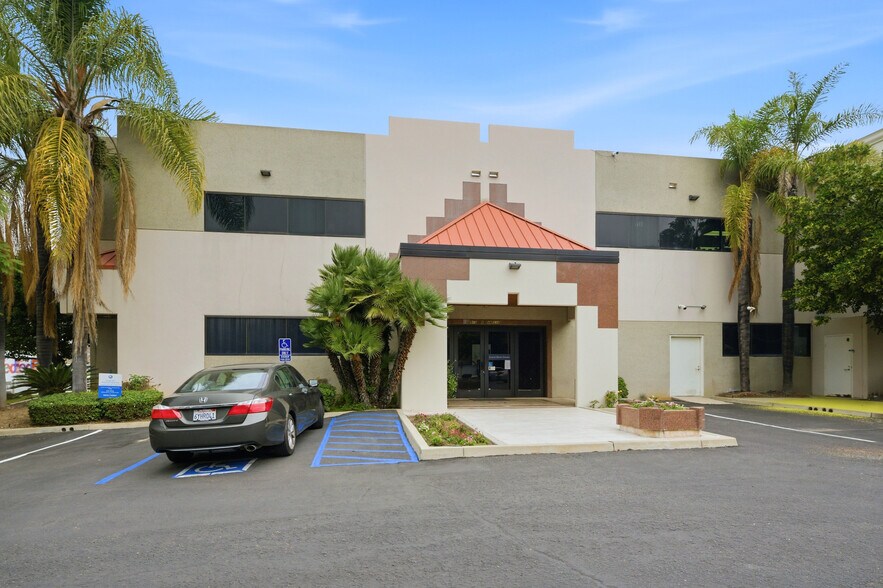 910 N Amelia Ave, San Dimas, CA à louer - Photo de l’immeuble – Image 2 sur 18