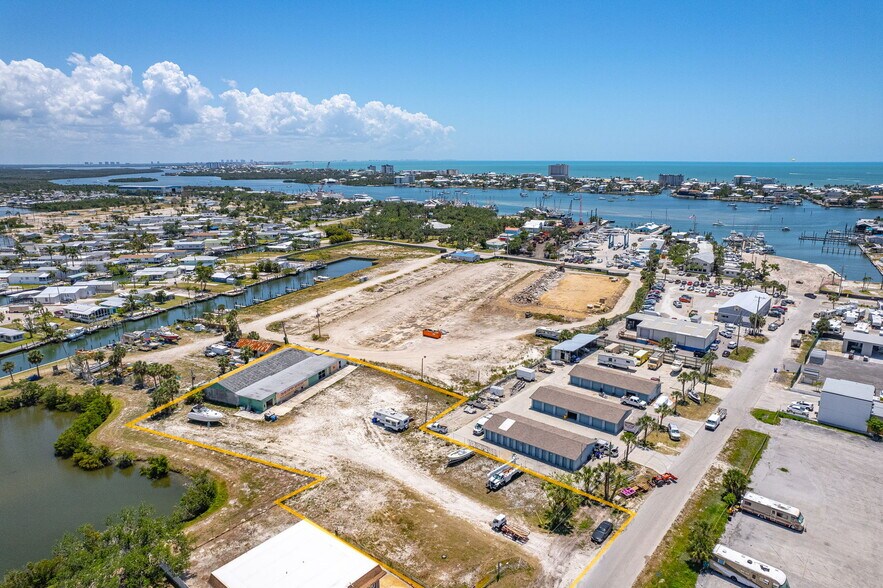 870 Buttonwood Dr, Fort Myers Beach, FL à vendre - Photo de l’immeuble – Image 3 sur 32