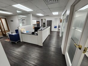 15850 W Bluemound Rd, Brookfield, WI à louer Photo intérieure– Image 2 sur 13