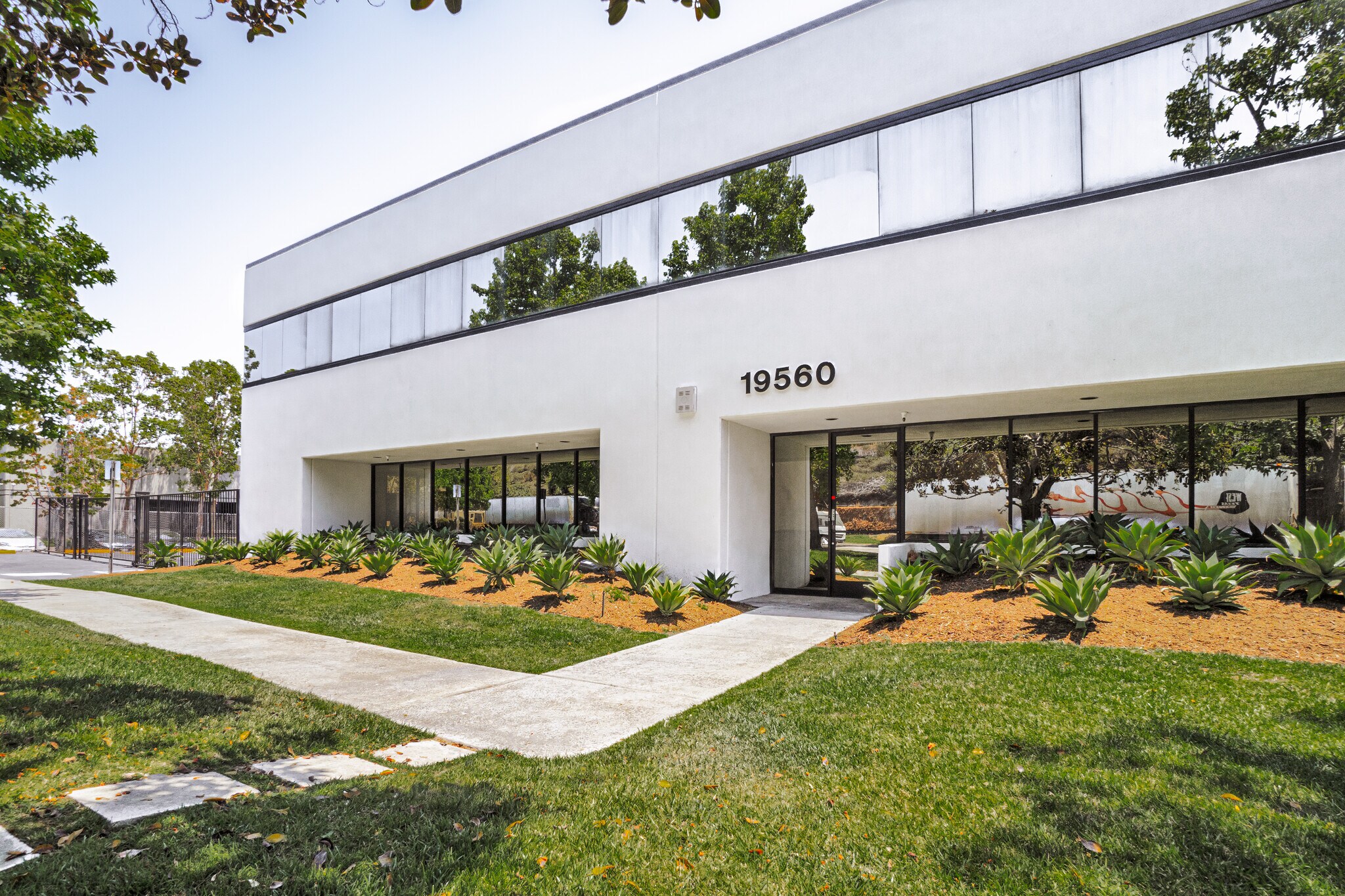 19560 S Rancho Way, Rancho Dominguez, CA à vendre Photo principale– Image 1 sur 21