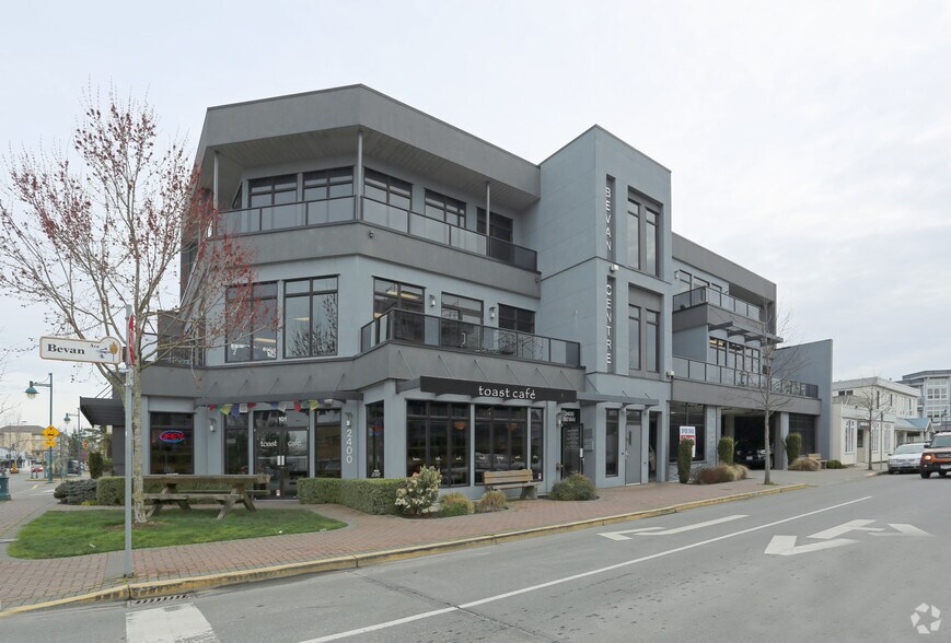 2400 Bevan Ave, Sidney, BC à vendre - Photo principale – Image 1 sur 3