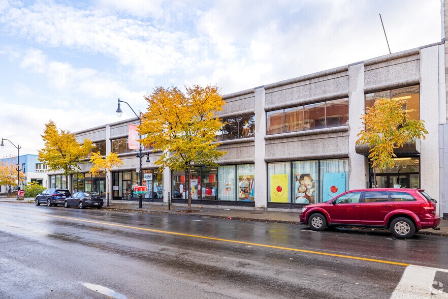 3890 Rue Sainte-Catherine E, Montréal, QC à louer - Photo de l’immeuble – Image 2 sur 3