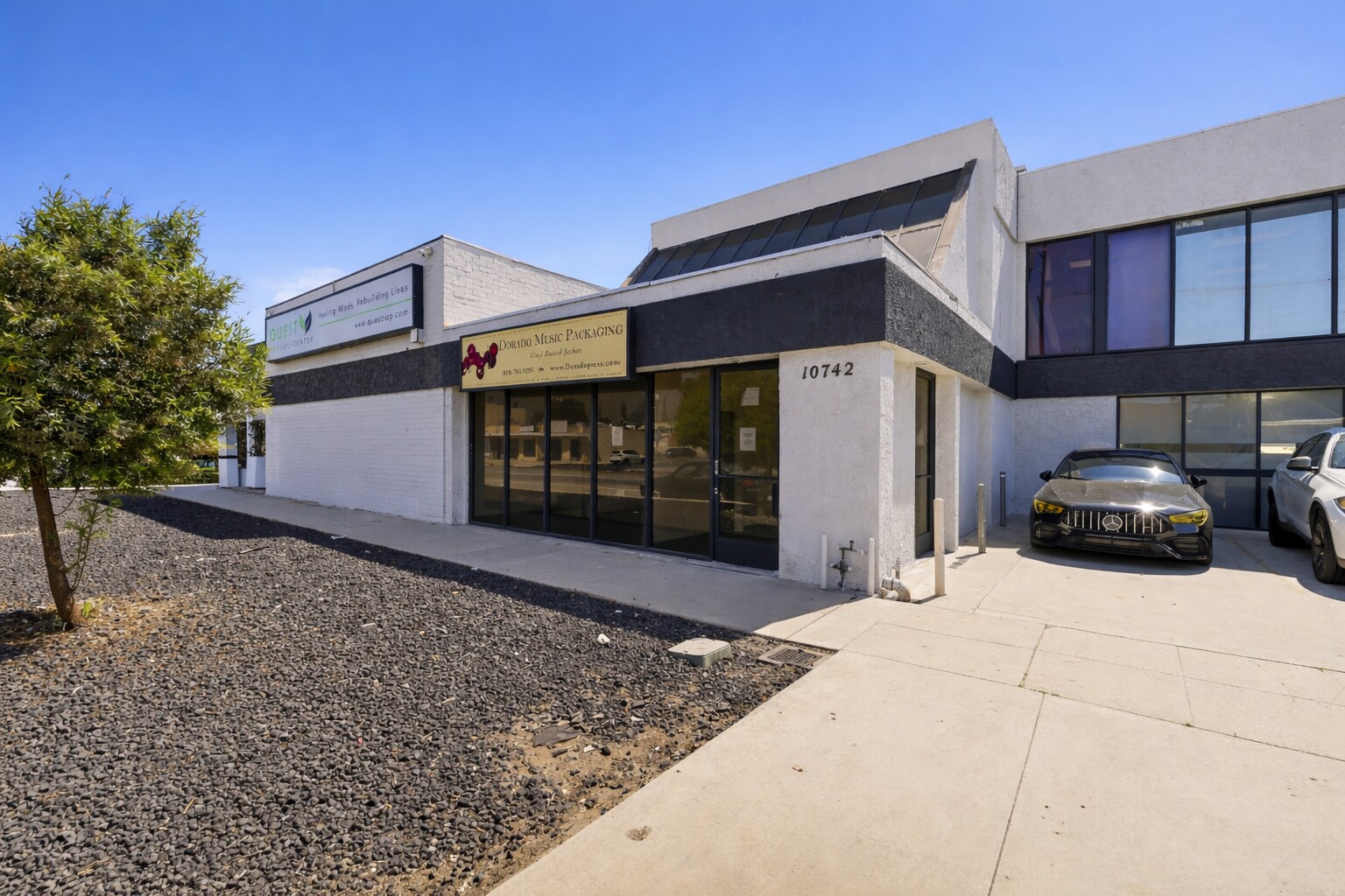 10742 Burbank Blvd, North Hollywood, CA à louer Photo principale– Image 1 sur 18