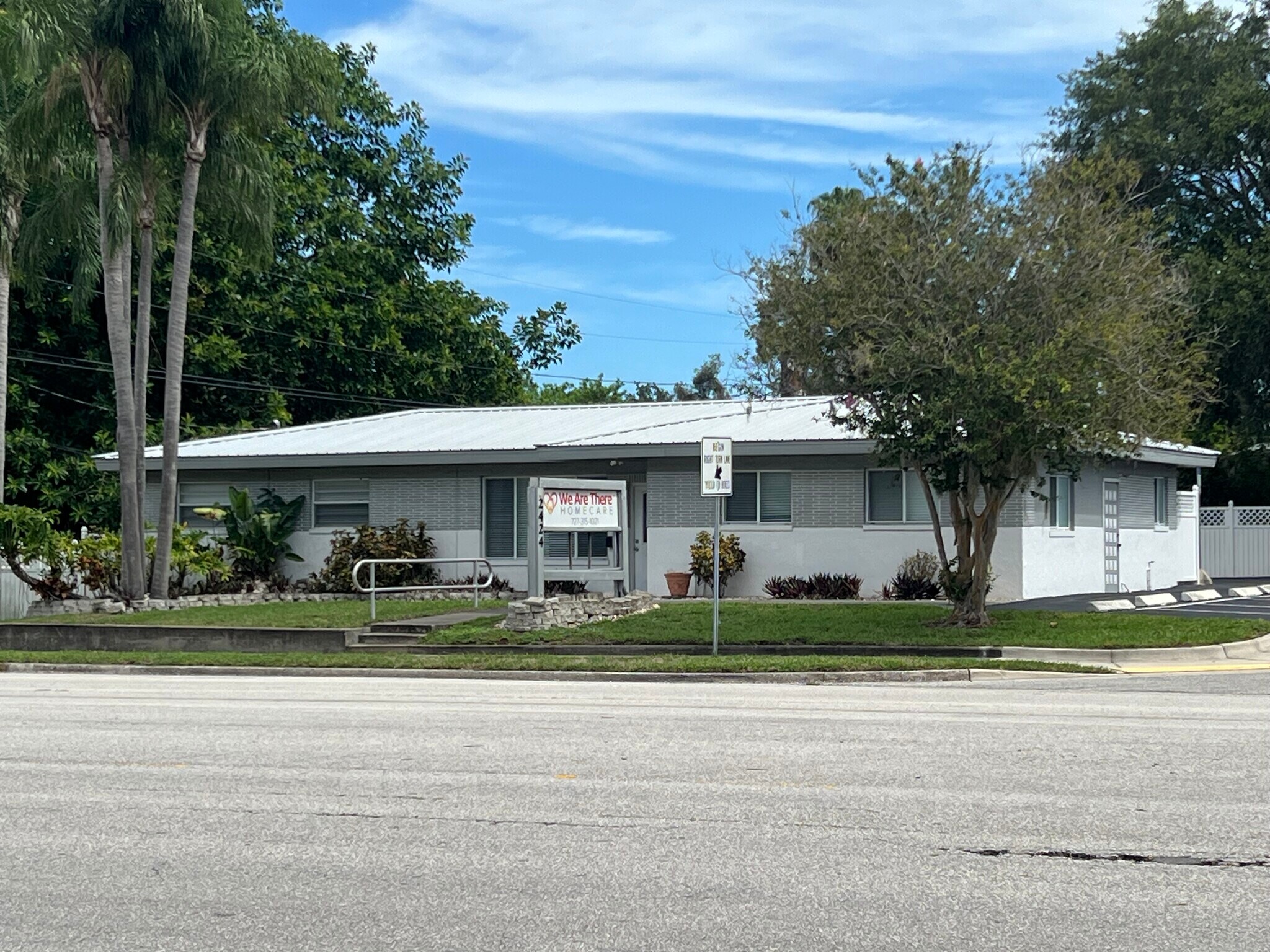 2424 Sunset Point Rd, Clearwater, FL à louer Photo principale– Image 1 sur 12