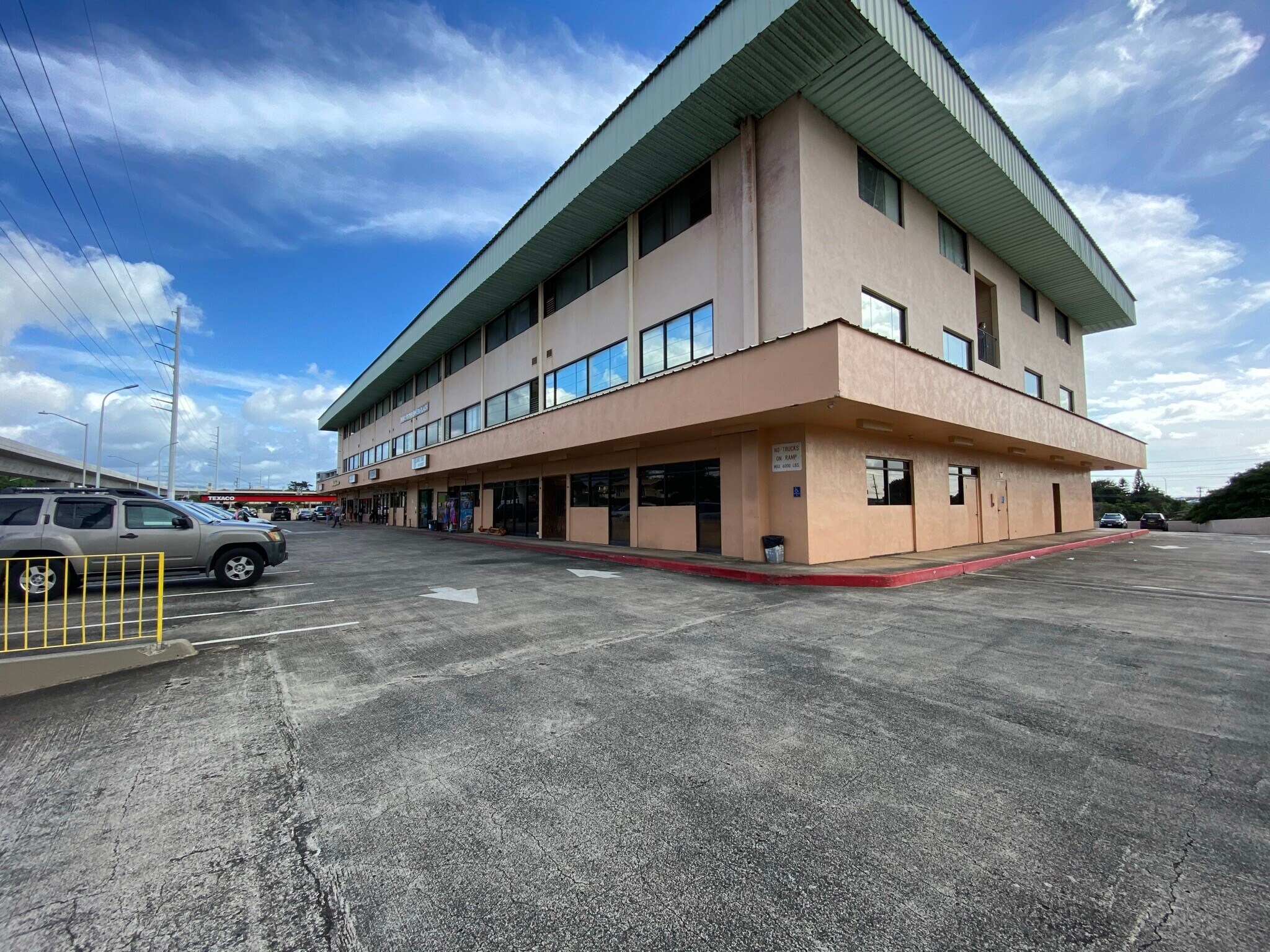 803 Kamehameha Hwy, Pearl City, HI à louer Photo principale– Image 1 sur 2