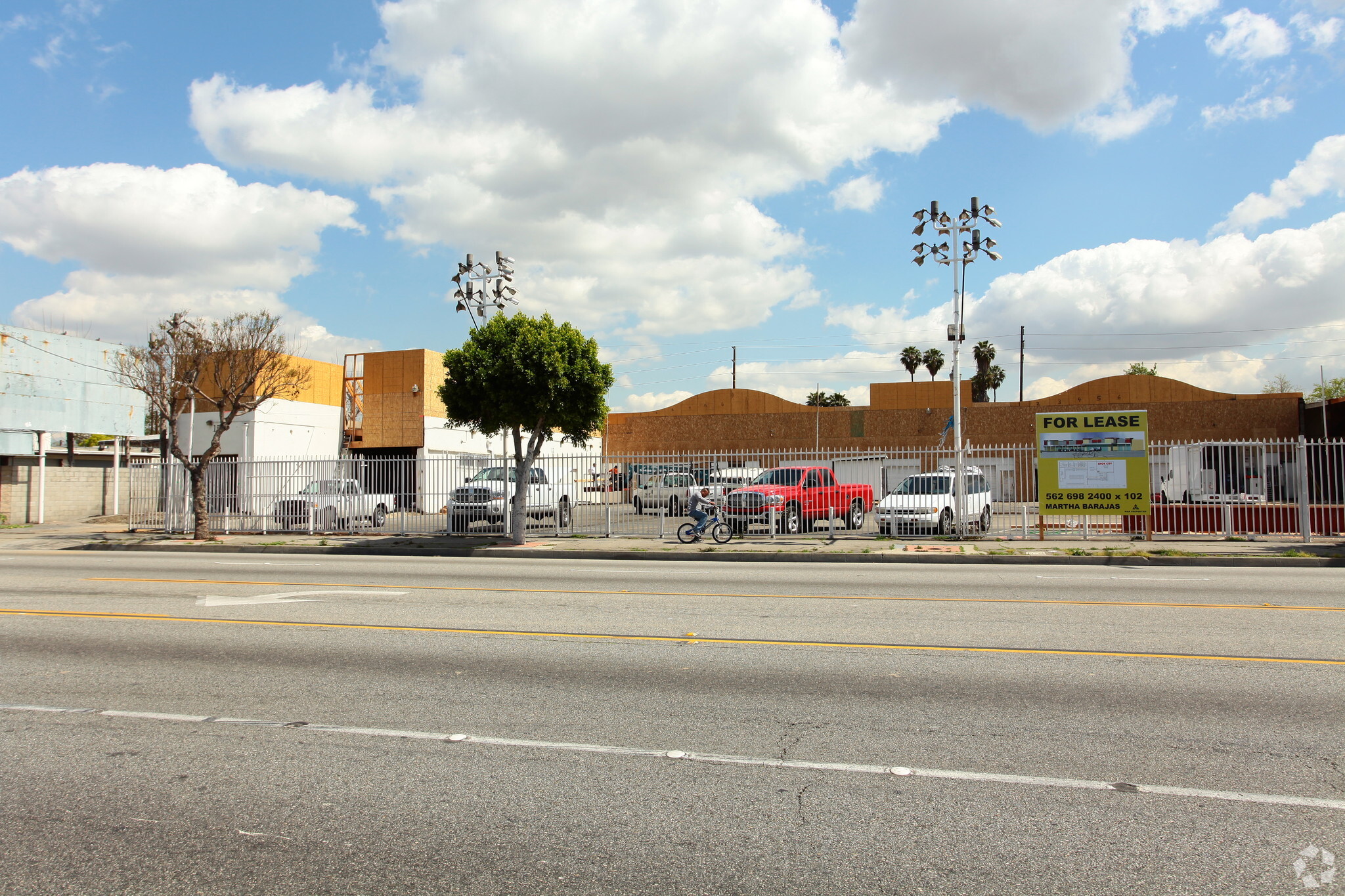 1210 N Long Beach Blvd, Compton, CA à louer Photo de l’immeuble– Image 1 sur 13