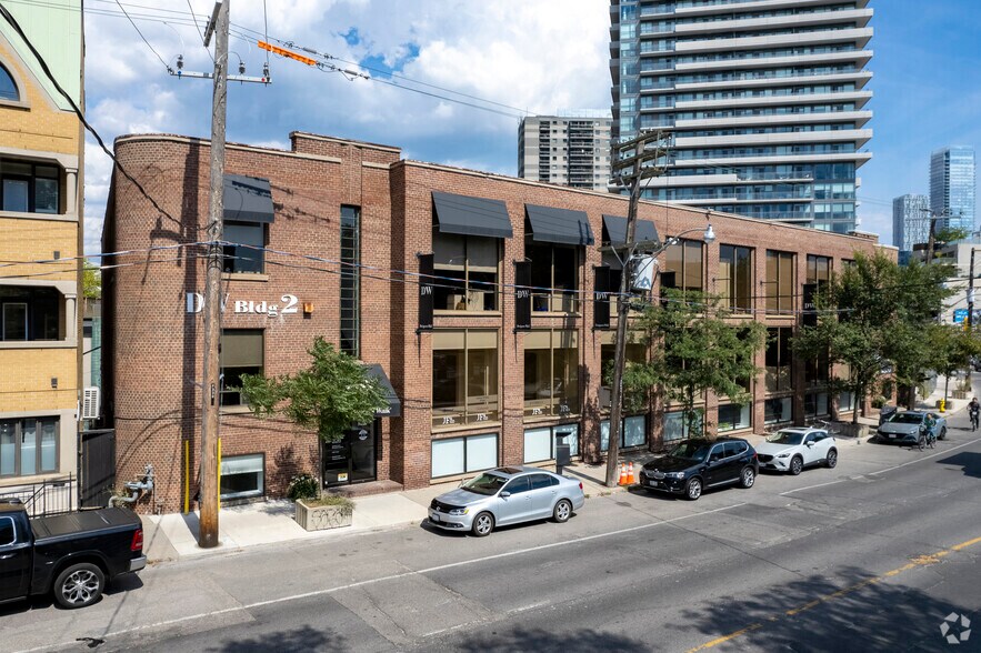 320-326 Davenport Rd, Toronto, ON à louer - Photo de l’immeuble – Image 2 sur 4