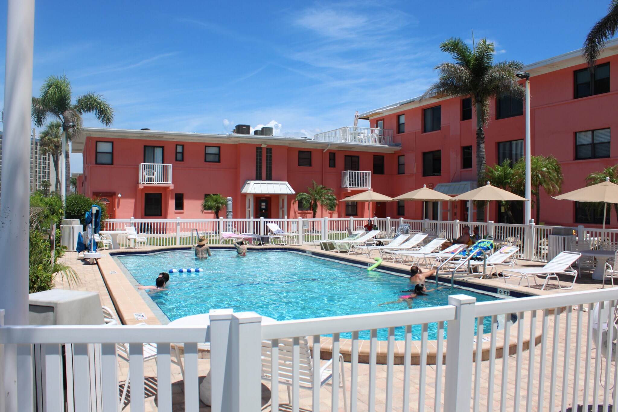 6800 Sunset Way, St Pete Beach, FL à vendre Photo de l’immeuble– Image 1 sur 15