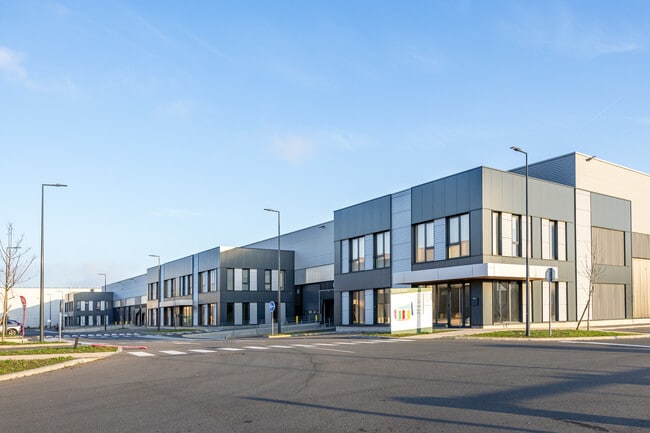 Plus de détails pour 51 Rue Du Commandant Rolland, Le Bourget - Bureau, Local d'activités à louer