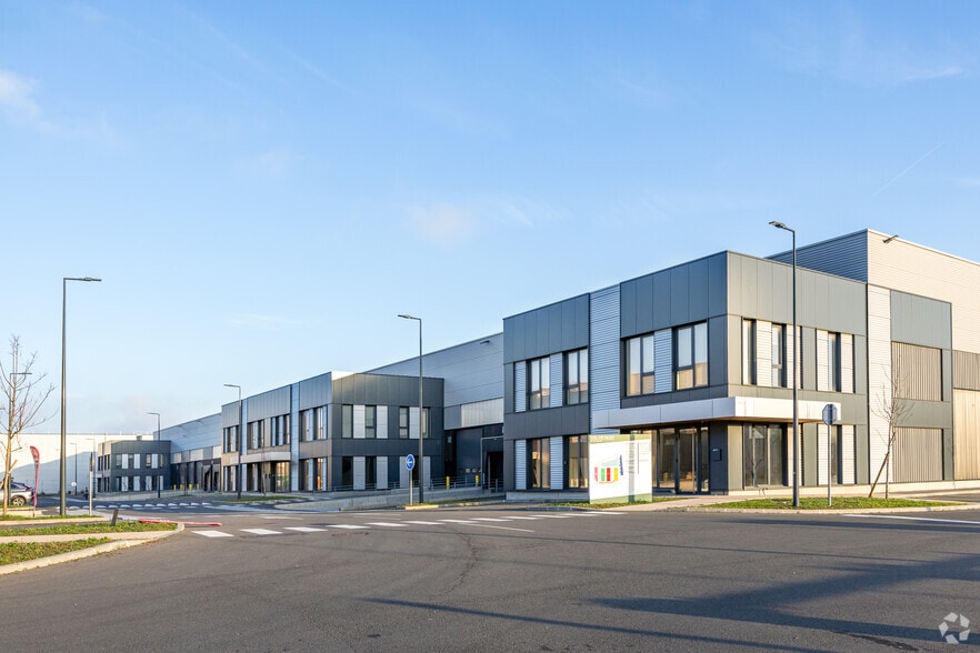 51 Rue Du Commandant Rolland, Le Bourget à louer - Photo principale – Image 1 sur 2