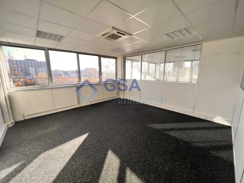 Bureau dans Évry-Courcouronnes à louer - Photo de l’immeuble – Image 3 sur 11