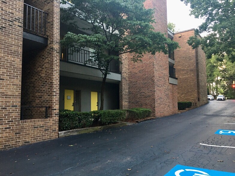 325 Hammond Dr NE, Atlanta, GA à vendre - Photo de l’immeuble – Image 3 sur 17