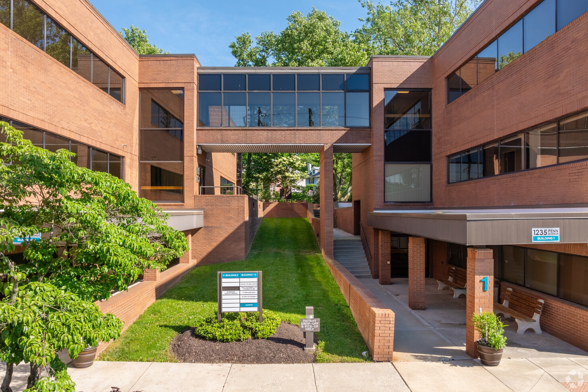 1235 Penn Ave, Wyomissing, PA à louer Photo principale– Image 1 sur 13