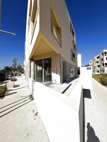 Local d’activités dans Hyères à louer - Photo de l’immeuble – Image 3 sur 13