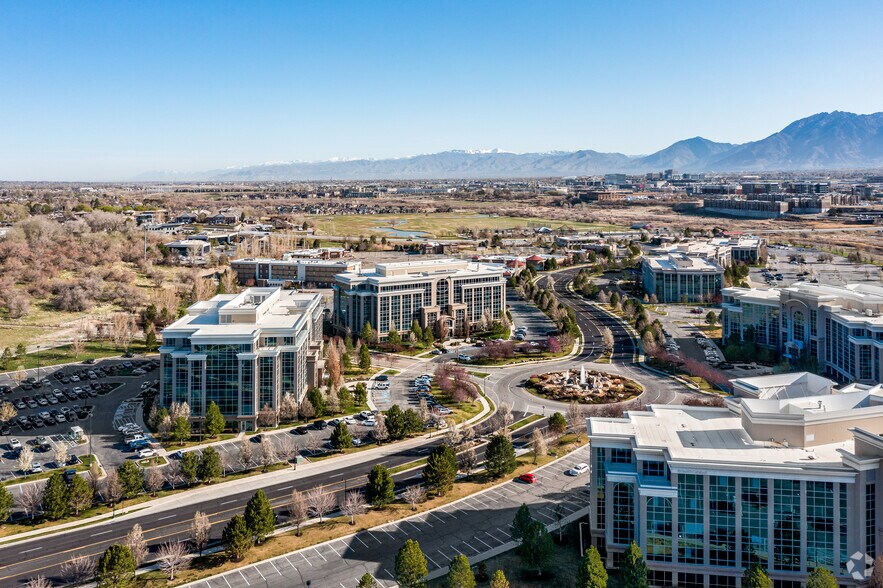 10855 S River Front Pky, South Jordan, UT à louer - Photo de l’immeuble – Image 2 sur 4