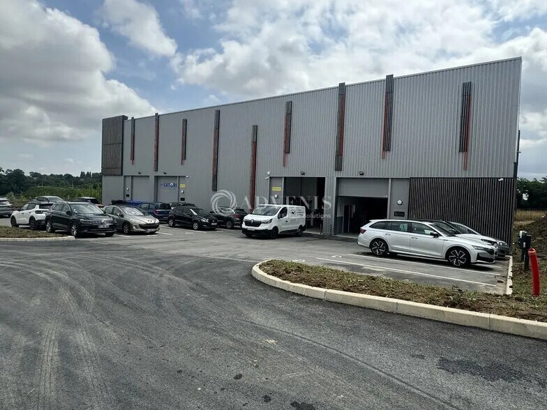 Local d’activités dans Louvres à louer - Photo de l’immeuble – Image 1 sur 7