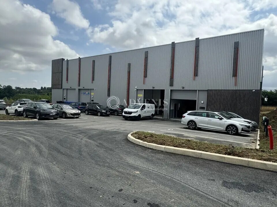 Local d’activités dans Louvres à louer Photo de l’immeuble– Image 1 sur 8