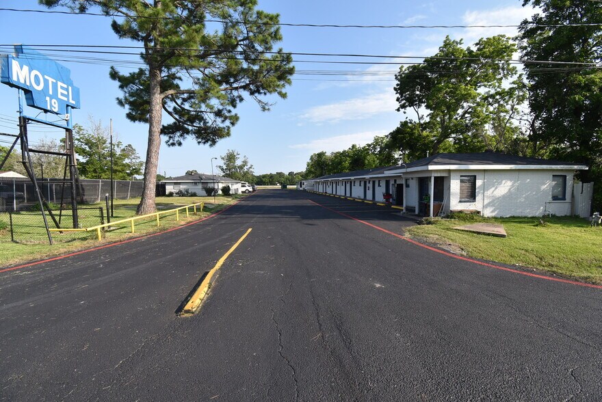 3401 N Alexander Dr, Baytown, TX à vendre - Photo de l’immeuble – Image 2 sur 21
