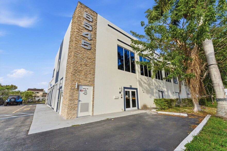 6545 NW 169th St, Hialeah, FL à vendre - Photo de l’immeuble – Image 3 sur 90