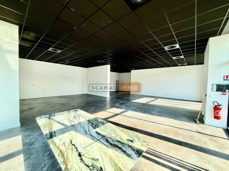 Industriel/Logistique dans Fréjus à louer - Photo de l’immeuble – Image 1 sur 7