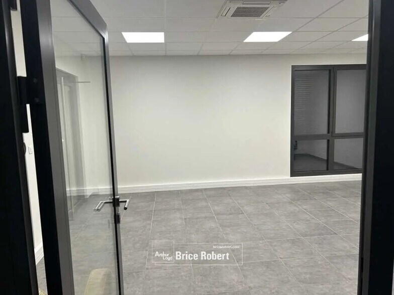 Bureau dans Chassieu à louer - Photo de l’immeuble – Image 2 sur 20