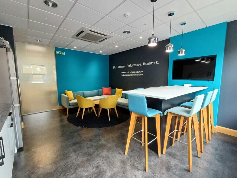 Balcombe Rd, Crawley à louer - Photo de l’immeuble – Image 3 sur 8