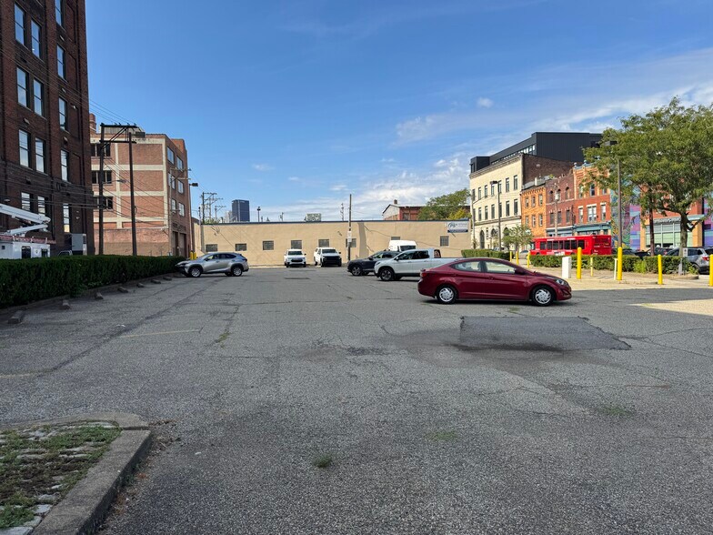 Development Opportunity - 2 Lots - .86AC portefeuille de 2 biens à vendre sur LoopNet.fr - Photo de l’immeuble – Image 3 sur 5