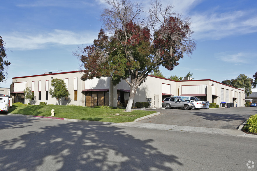 1040 Serpentine Ln, Pleasanton, CA à louer - Photo principale – Image 1 sur 5