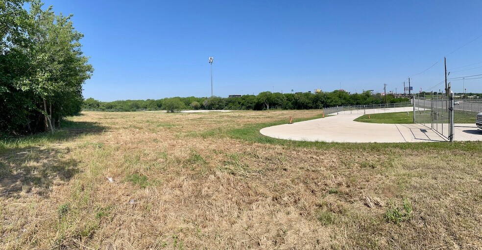 W Military Dr & Hwy 90, San Antonio, TX à vendre - Photo de l’immeuble – Image 3 sur 14