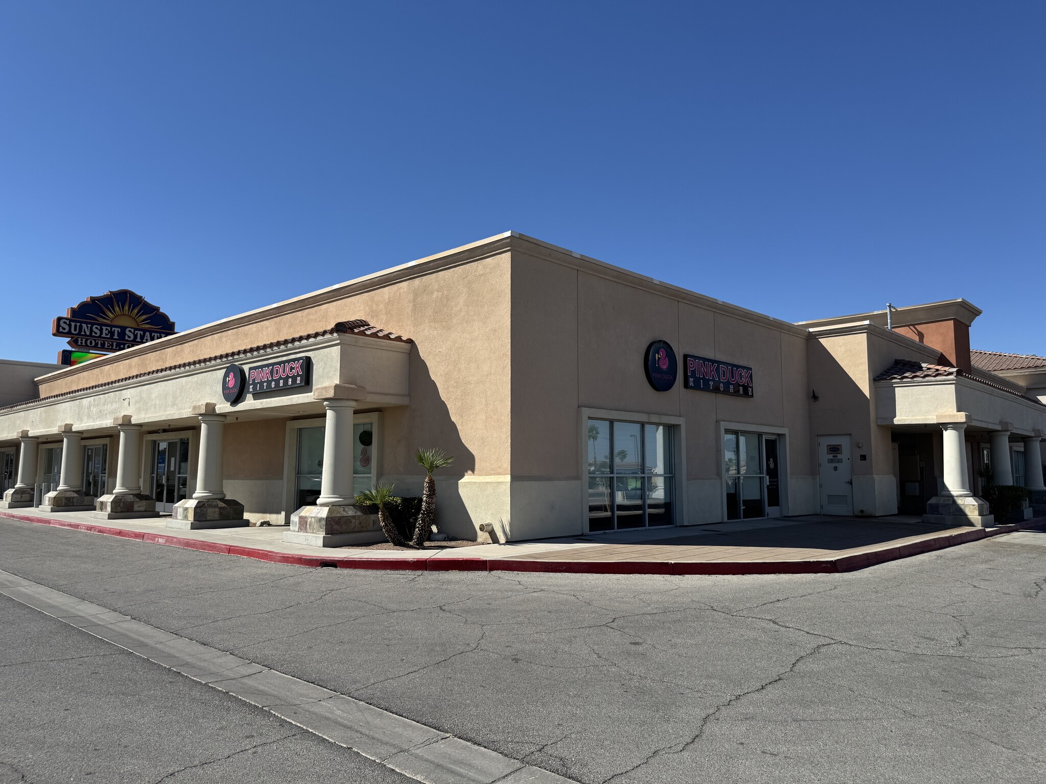 1205 W Sunset Rd, Henderson, NV à louer Photo de l’immeuble– Image 1 sur 7