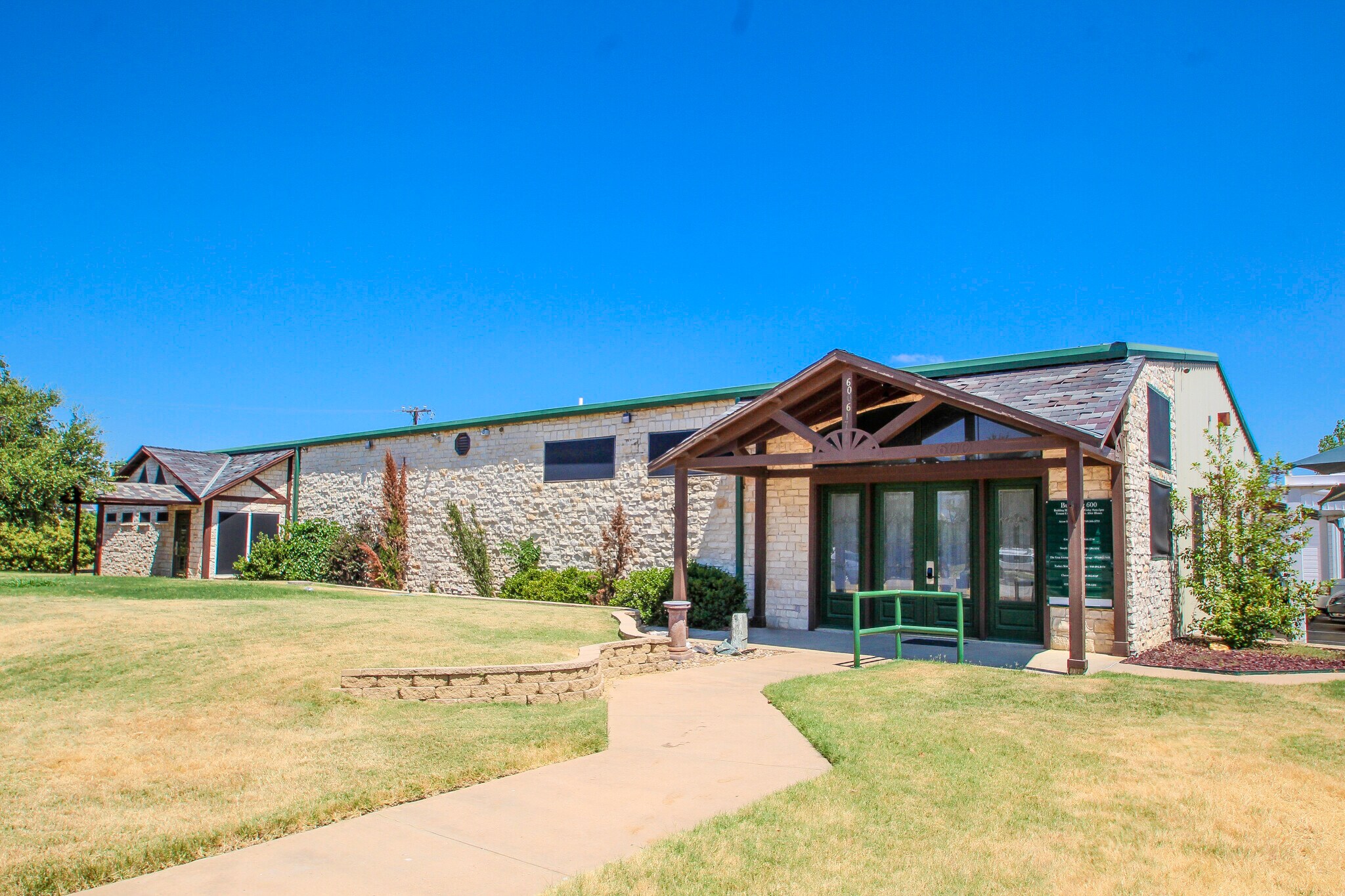 5101 E University Dr, Denton, TX à louer Photo de l’immeuble– Image 1 sur 11