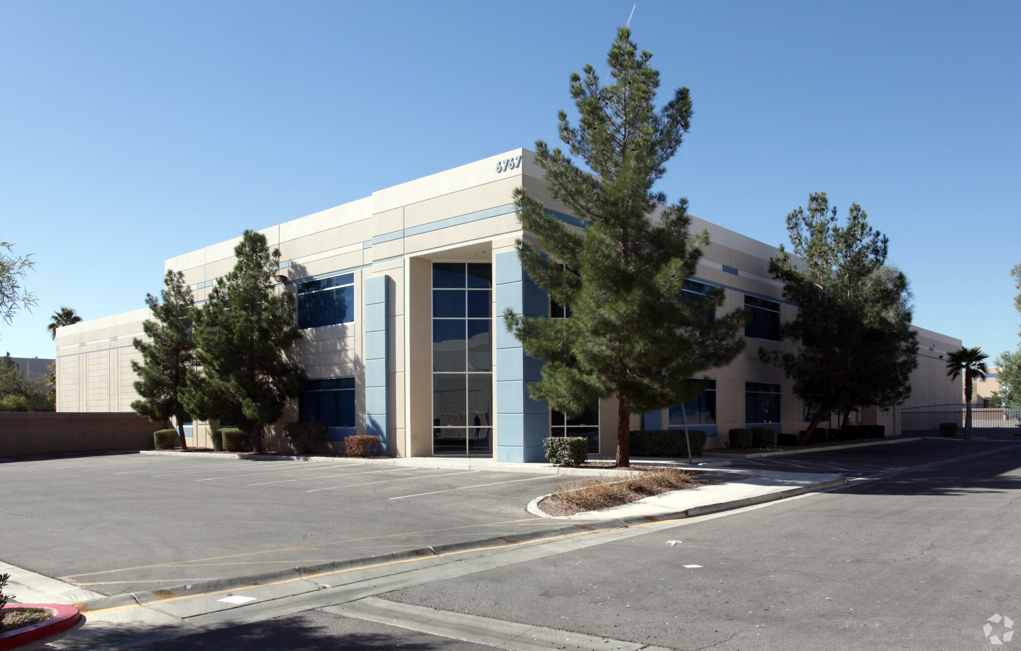 6767 Spencer St, Las Vegas, NV à louer Photo principale– Image 1 sur 25