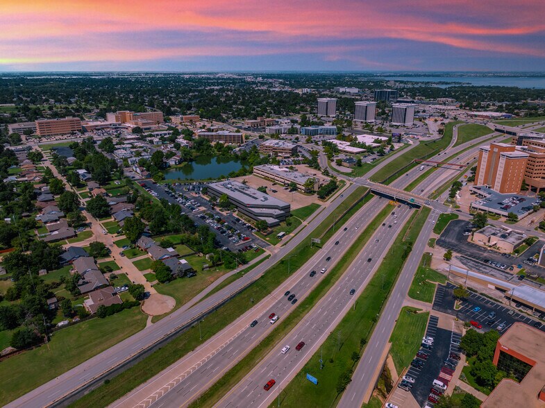 5555 NW Grand Blvd, Oklahoma City, OK à vendre - Photo de l’immeuble – Image 3 sur 12