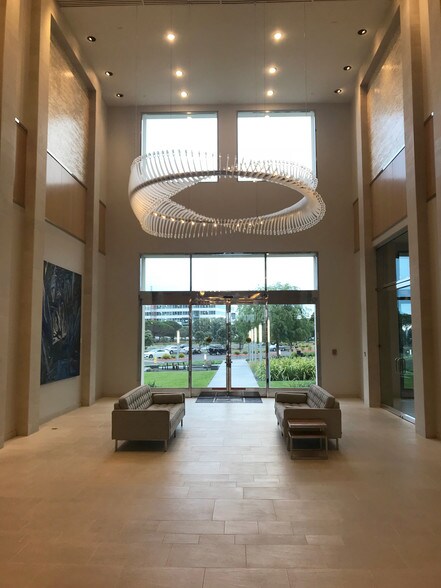 2000 Sierra Point Pky, Brisbane, CA à louer - Hall d’entrée – Image 3 sur 26